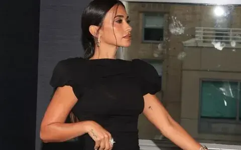 Antonela Roccuzzo con un little black dress y las medias tendencia del 2026