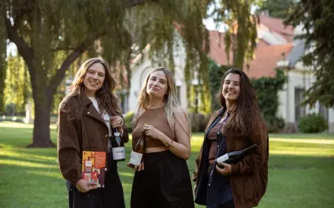 Eno tertulia literaria: un encuentro entre mujeres, con vinos y sobre libros Eno tertulia literaria: un encuentro entre mujeres, con vinos y sobre libros