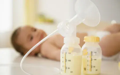 Donar leche materna: cuando una mujer sostiene a otra
