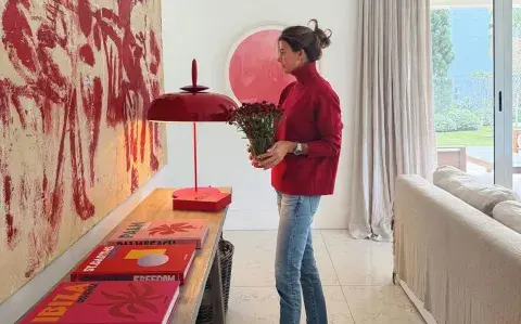 Bibliotecas de revista: el truco deco de Juliana Awada para lograr un rincón elegante Bibliotecas de revista: el truco deco de Juliana Awada para lograr un rincón elegante