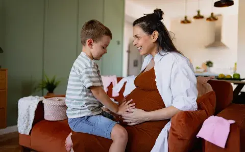 La llegada de un nuevo bebé: cómo cambia la familia y qué pasa con los hermanos