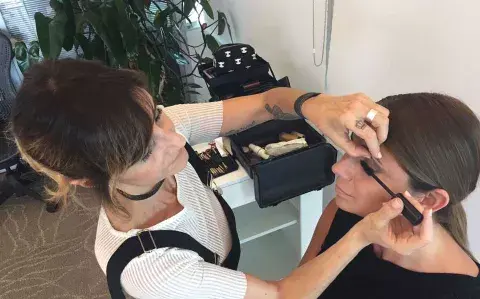 Cómo maquillarte con la piel bronceada