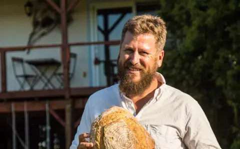 Dejó su trabajo en un hotel de Palermo para instalar casas del árbol en Uruguay