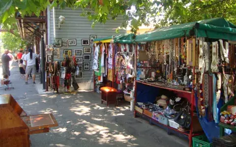 Recorrido: qué comprar en la Feria de Antigüedades del Tren de La Costa