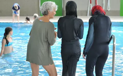 Francia prohibió el uso de burkini en piletas públicas