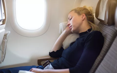Relajá en vuelo: yoga en el avión