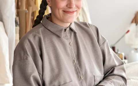 Lucía Chain, la diseñadora que tiñe sus prendas con remolacha, yerba y cebolla