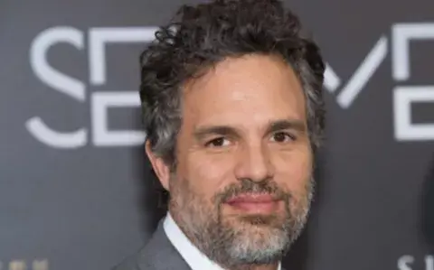 Mark Ruffalo se sumó a la marcha en Nueva York para defender el derecho al aborto: "Hombres, esto nos incluye a nosotros"