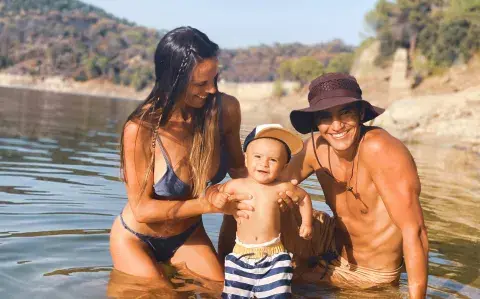 La pareja de argentinos que fabrica trajes de baño sustentables y factura 180 mil euros por año en España