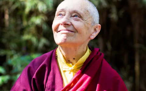 Es monja, vivió 12 años en una cueva y ahora revoluciona el mundo 