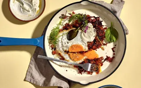 Paso a paso para preparar un rosti de papa y remolacha con huevo a la sartén