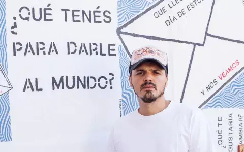 ¿Quién es el artista argentino que deja mensajes de amor en las calles de Buenos Aires?