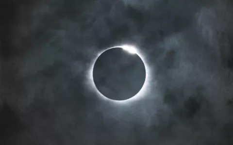 Esta noche hubo eclipse lunar: cómo nos afecta, signo por signo