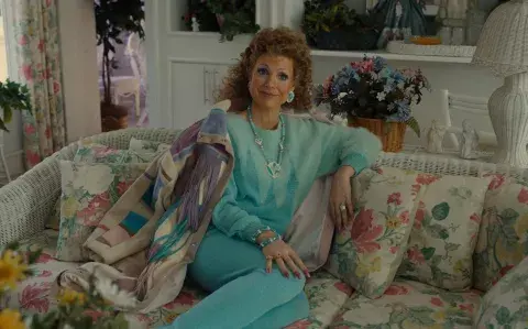 Qué tenés que saber sobre The Eyes of Tammy Faye, la película en donde Jessica Chastain está irreconocible