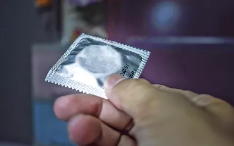 ¿Por qué es clave usar preservativo durante el sexo oral?