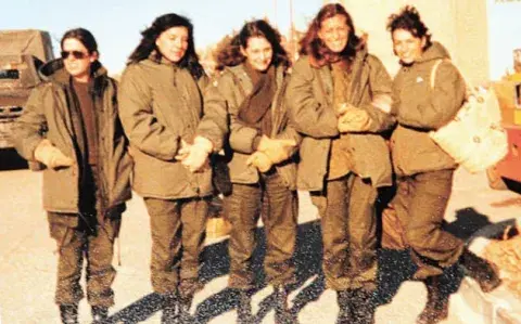 Las mujeres reconocidas como veteranas de la guerra de Malvinas recibieron una medalla oficial tardía