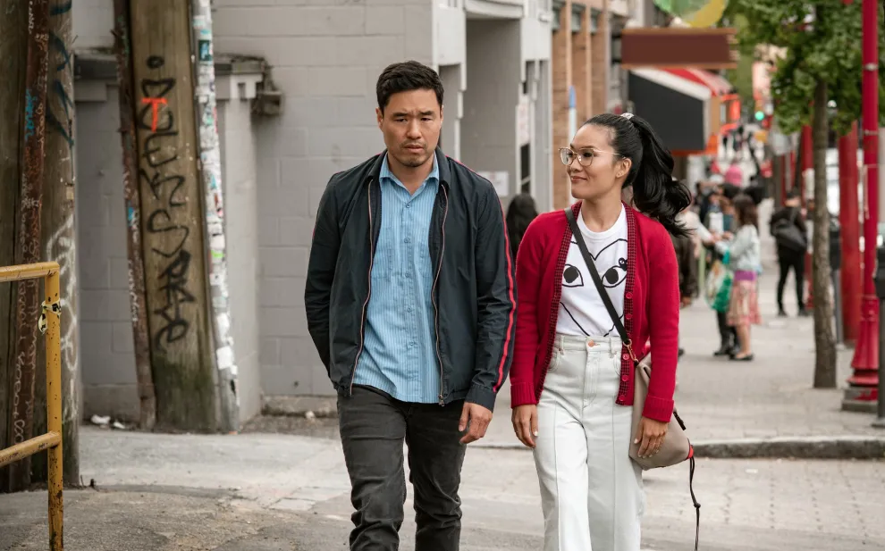 Randall Park y Ali Wong, protagonistas de Quizás para siempre.
