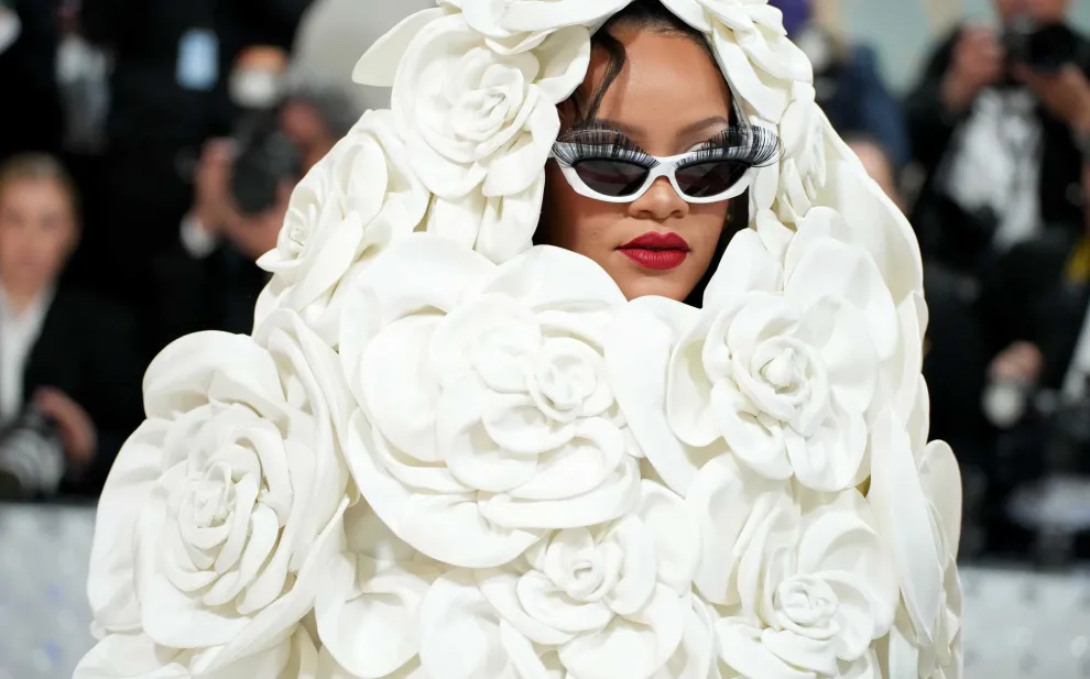 Rihanna Con una capa blanca en forma de flores y desmontable, convirtió su look en el más viral de la noche
