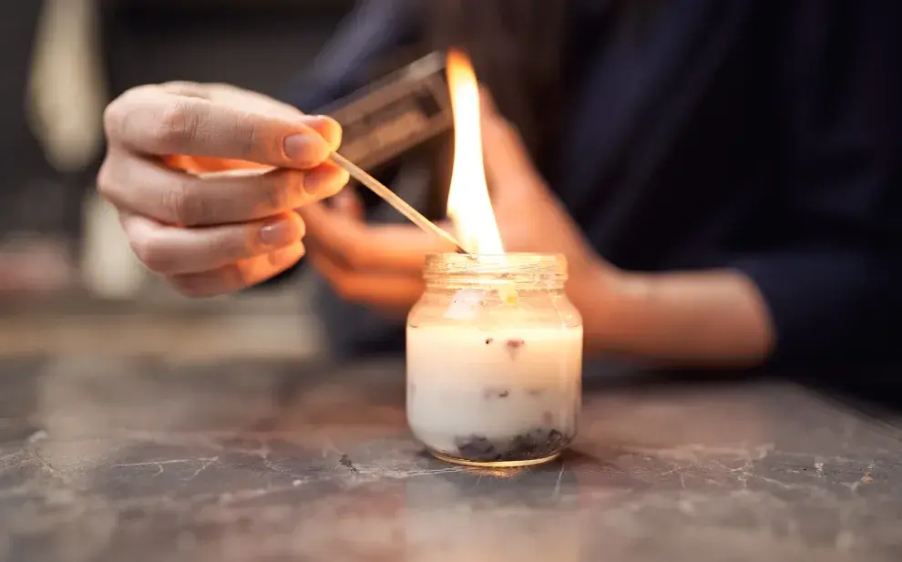 Ritual con velas blancas.