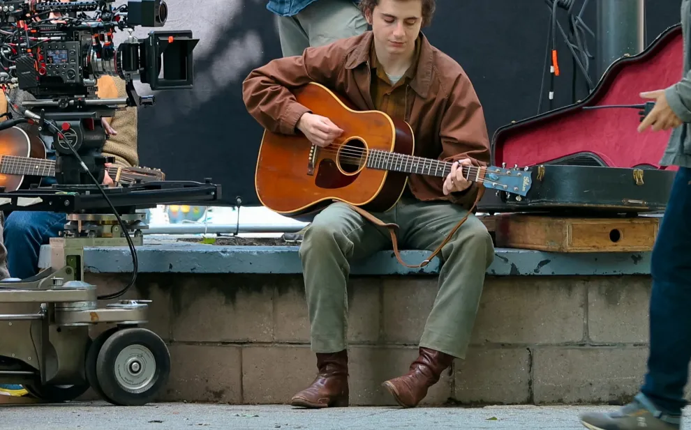 Guitarra en mano, Timothée Chalamet, en las calles de New Jersey y en la piel del mítico Bob Dylan.
