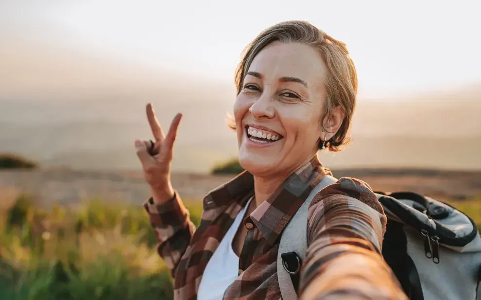 Mujer sonriendo, feliz, bienestar.
