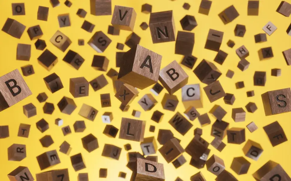Cubos de madera con distintas letras encima.