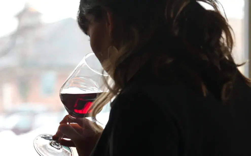 Pinot Noir: una mujer cata esta cepa.