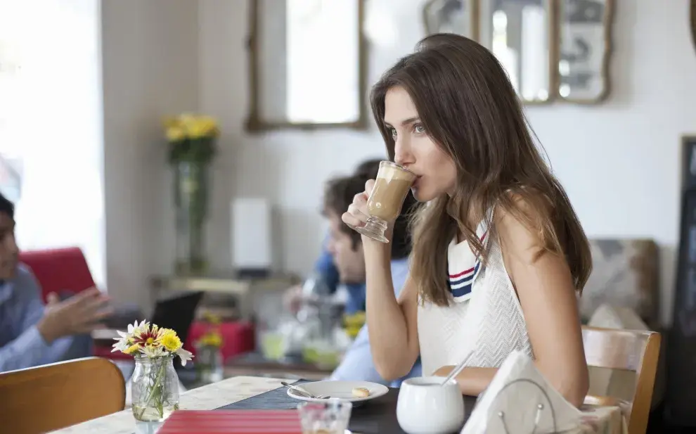 mujer toma café