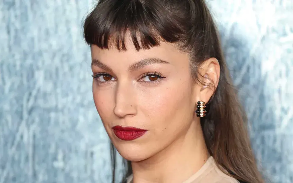 Úrsula Corberó impacto en la red carpet en Reimo Unido con un diseño original y fuera de serie. 