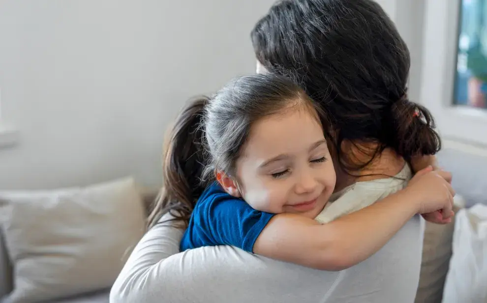 Hija abraza a su mamá