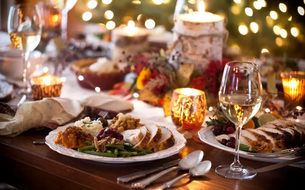 Cómo calcular la comida y la bebida para la mesa navideña