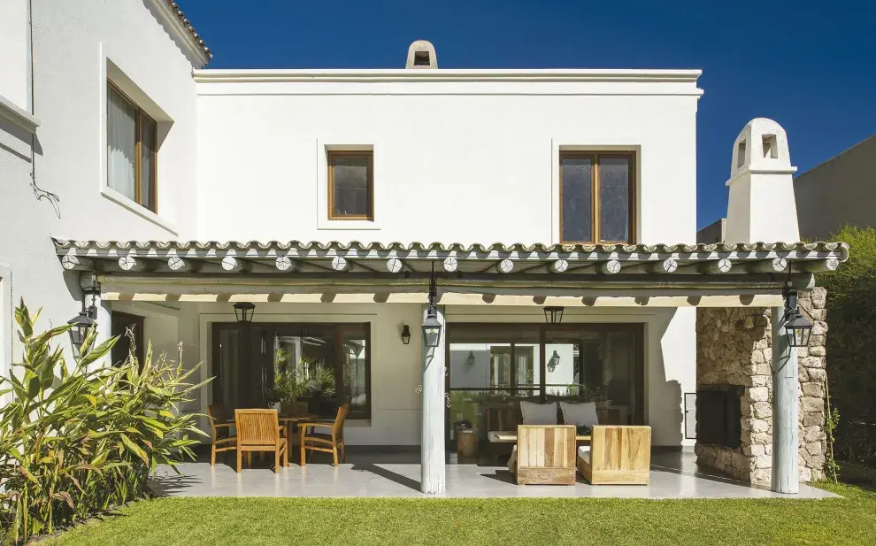 Sombra, aire libre y comodidad para reuniones. Decisiones funcionales y muy estéticas convierten a este ambiente en un lugar estratégico de la casa.