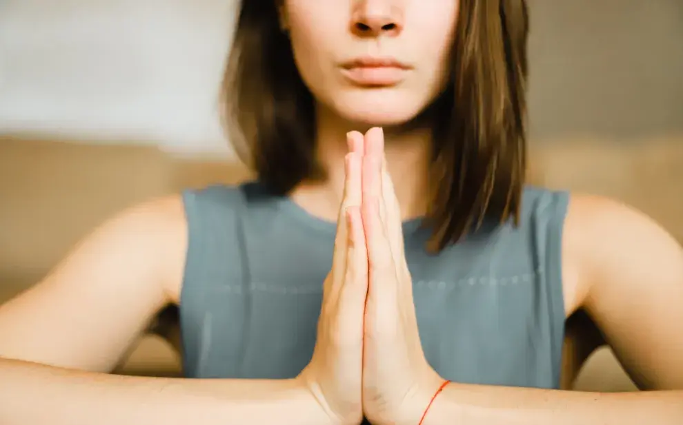 mujer meditando