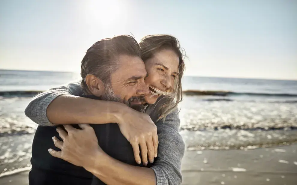 pareja abrazada feliz