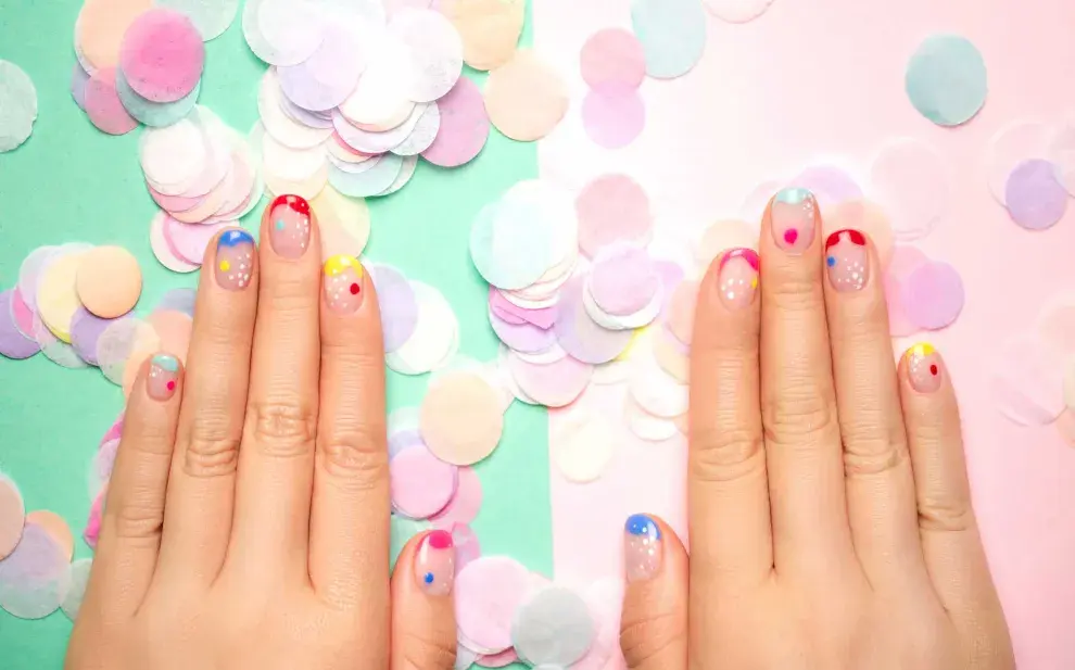 La manicure confeti son la última tendencia en diseño de uñas