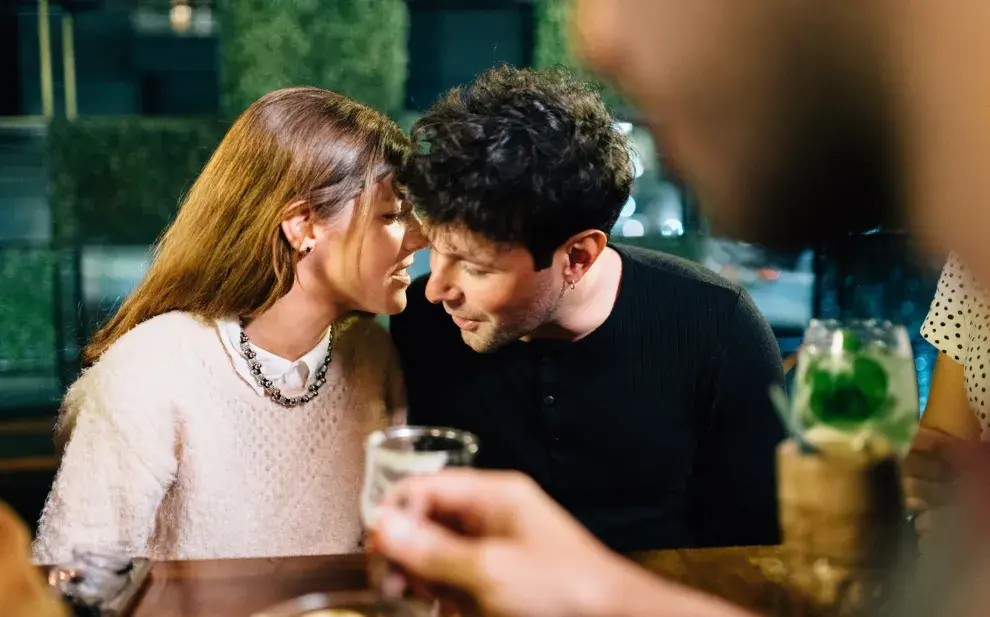 pareja en un bar