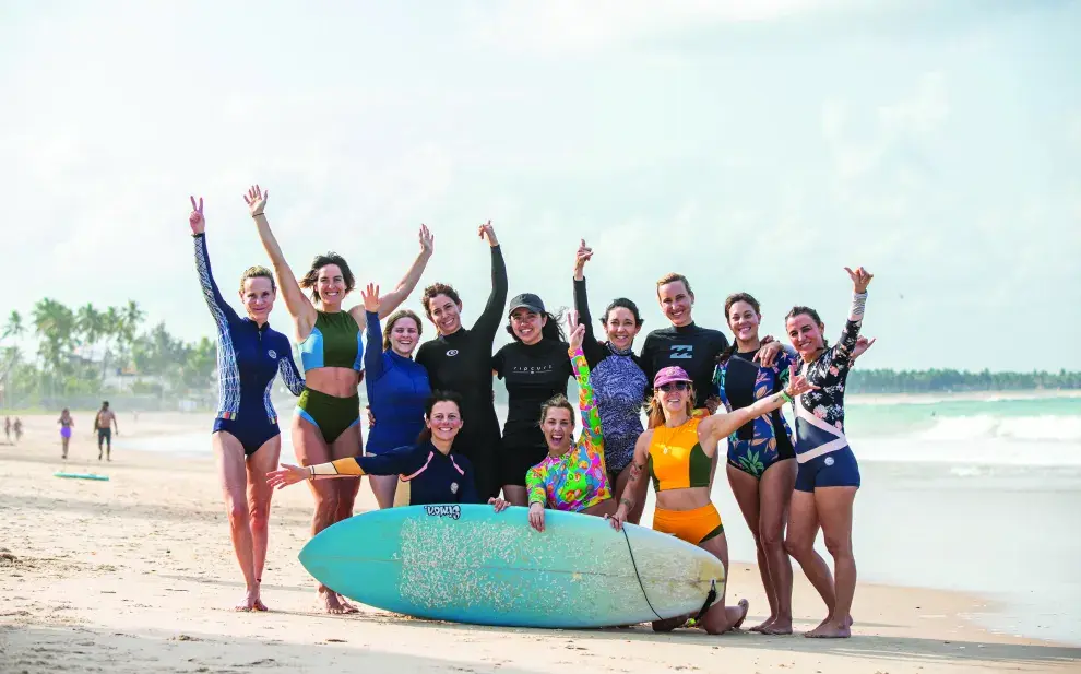 grupo de mujeres que practican surf