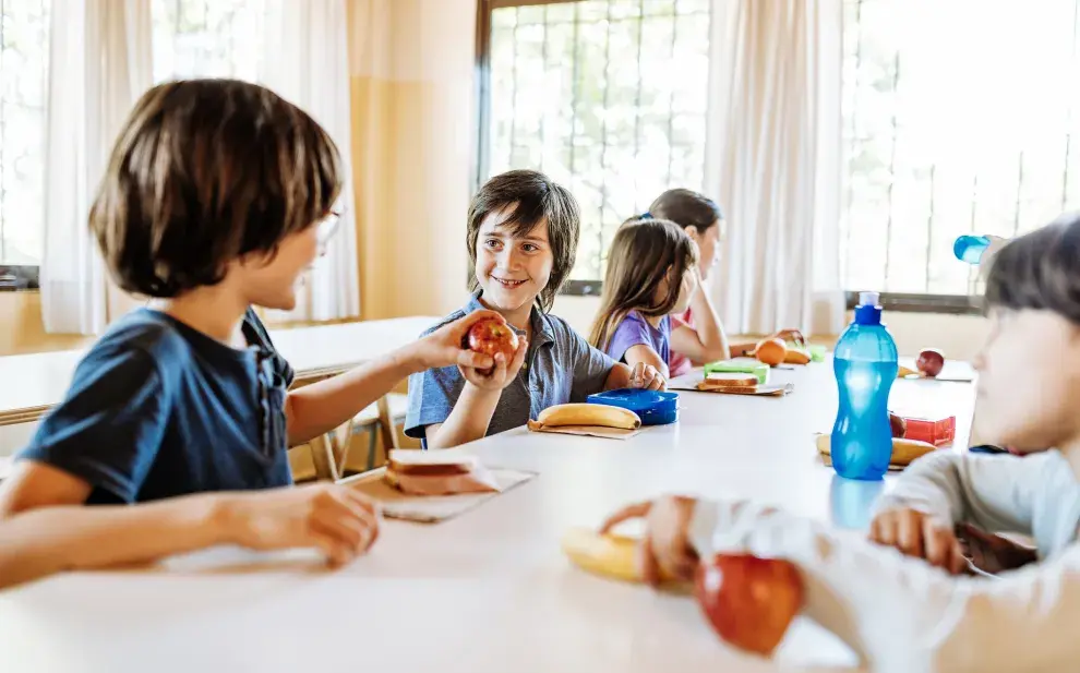 chicos comiendo vianda en el colegio