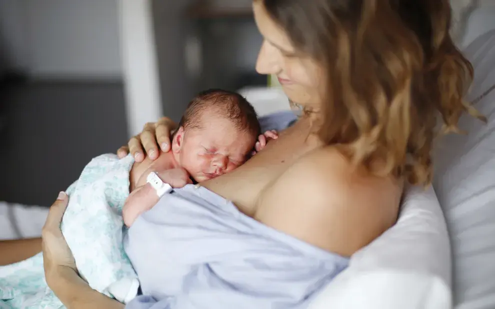 mamá con bebé recién nacido