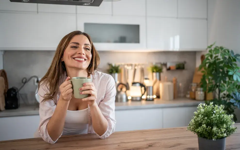 Tu café refugio, en casa: cómo armar un rincón con todo lo que te gusta Mujer toma café