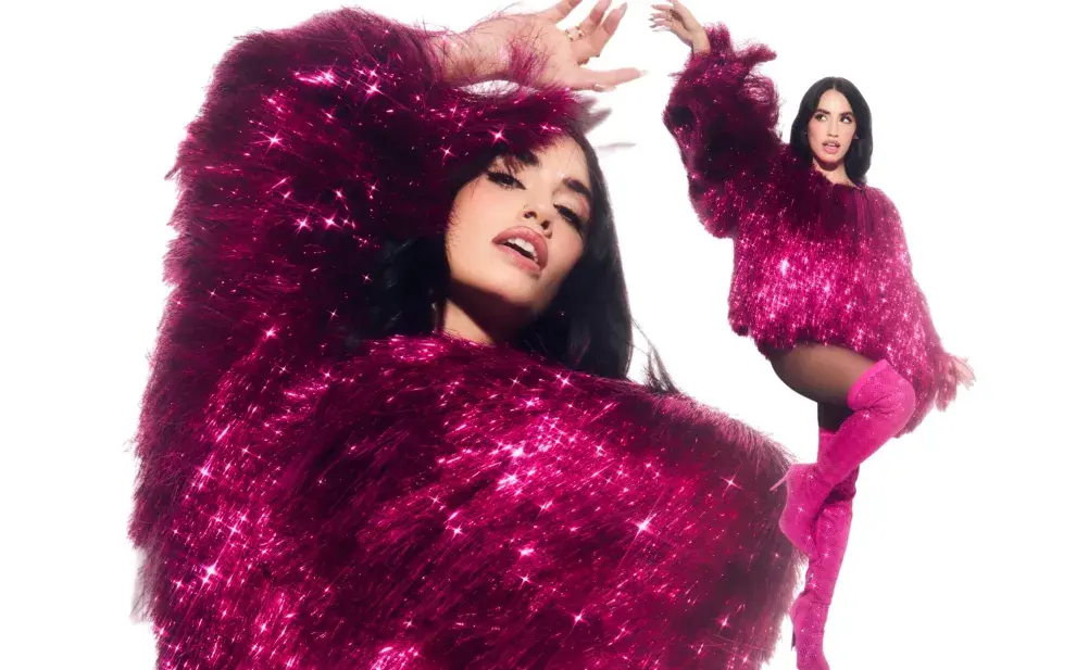 Lali vestida con un look pop de brillos rosa y botas bucaneras