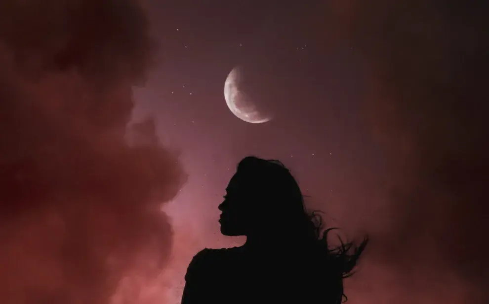 Una mujer con un fondo de una Luna Rosa