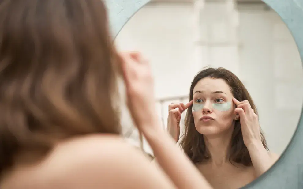 Una mujer mirándose al espejo