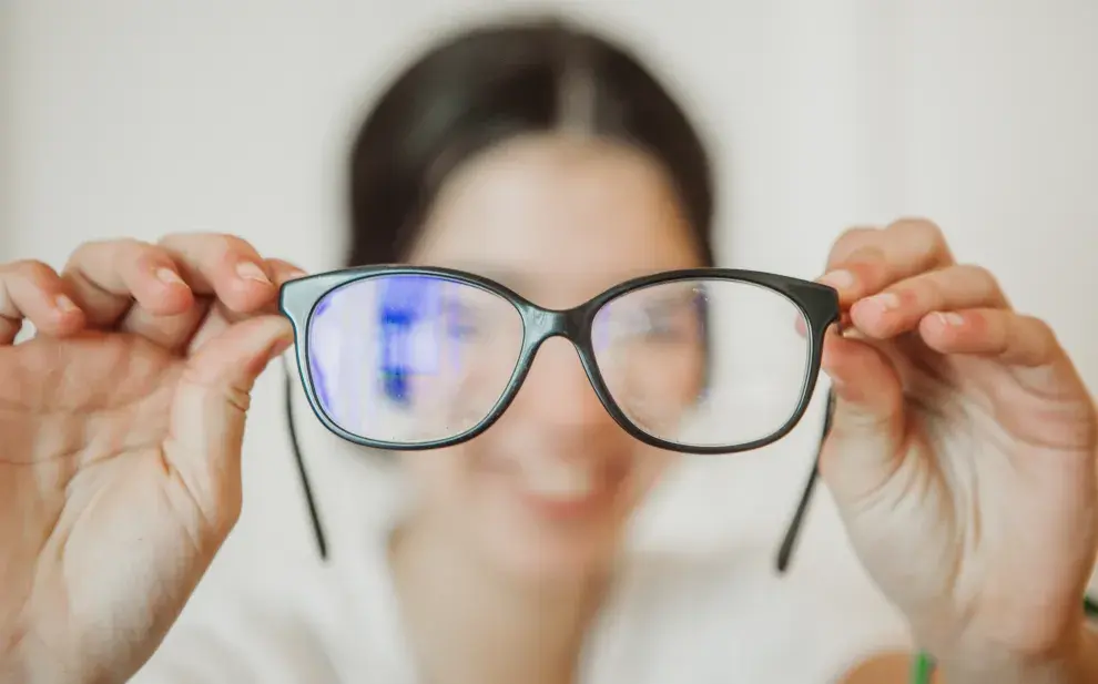 Una mujer con lentes