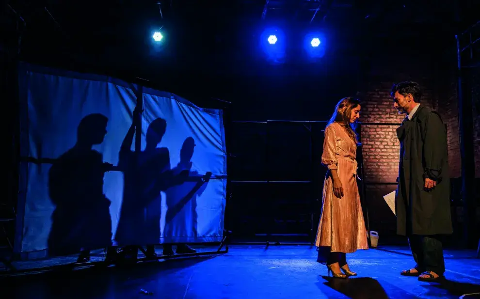 Actores y actrices en el escenario.