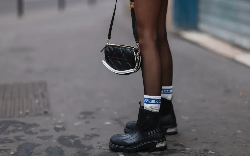 Las botas de lluvia, las principales aliadas en los looks de lluvia. 