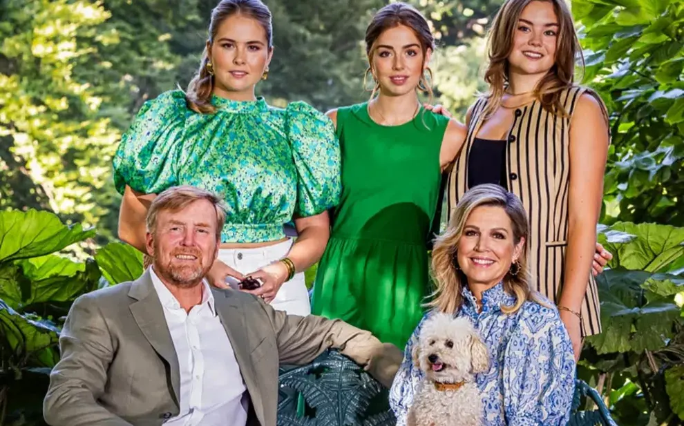 Los reyes de los Países Bajos y sus tres herederas, Amalia, Alexia y Ariane, posaron en el jardín de la propiedad Los reyes de los Países Bajos y sus tres herederas, Amalia, Alexia y Ariane, posaron en el jardín de la propiedad 