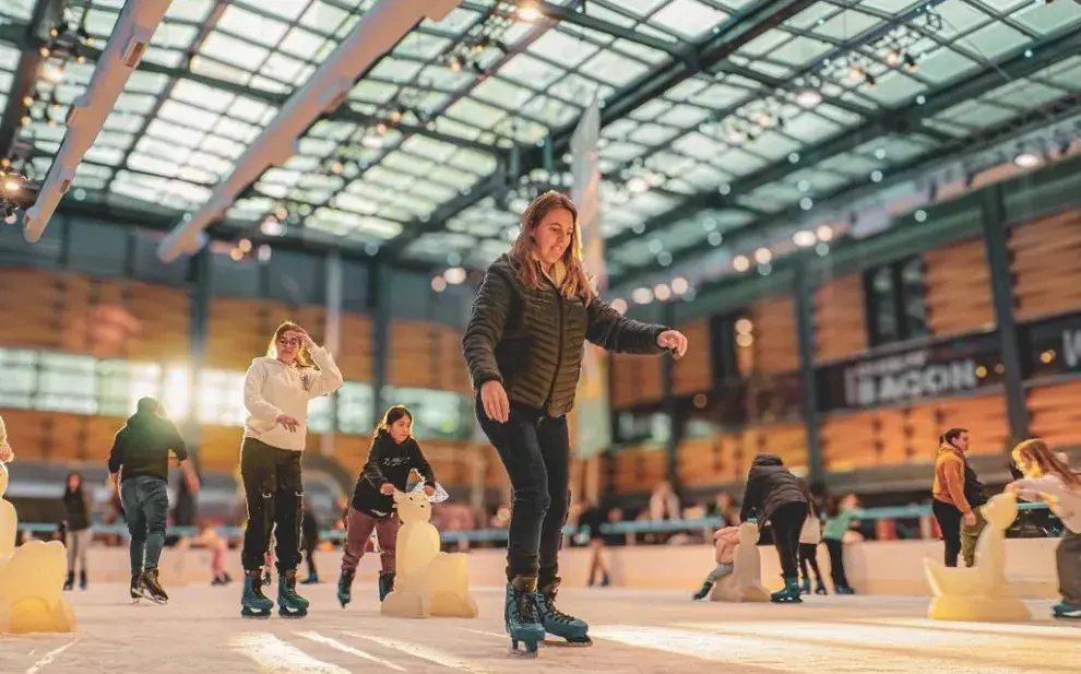 La pista de hielo del Abasto Shopping: precios, horarios y todo lo que tenés que saber para patinar este invierno en Buenos Aires