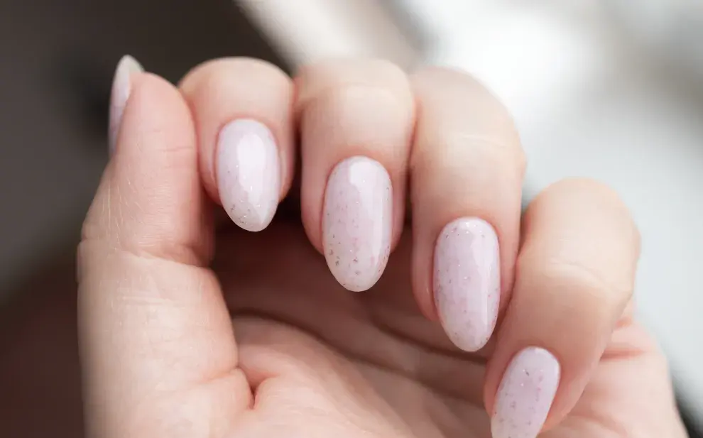 Uñas almendradas elegantes: 7 diseños que podés llevar a la oficina