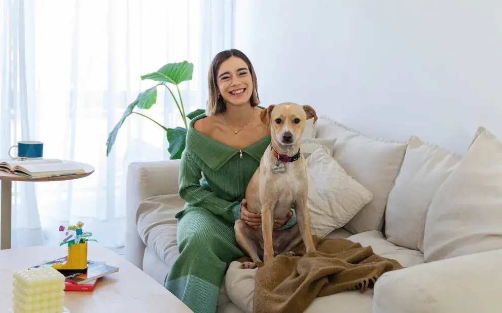 Vivir a color: una muralista convirtió las paredes de su depto de Villa Devoto en su refugio artístico